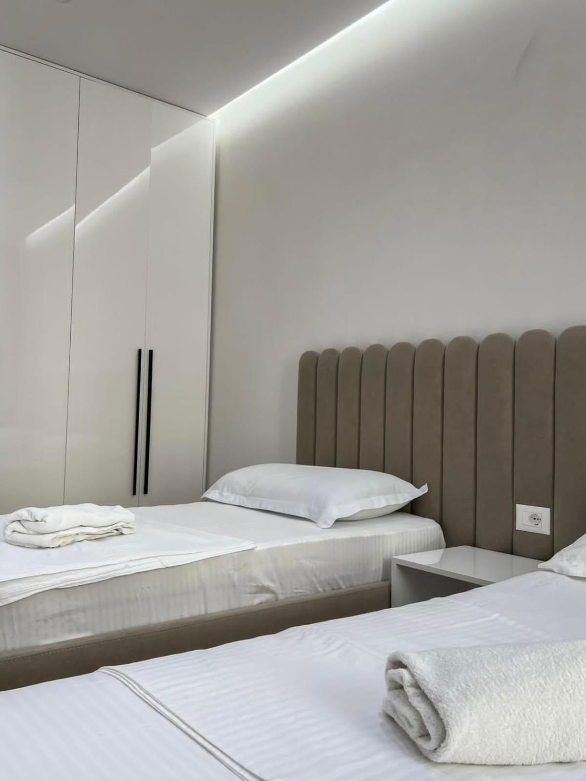 Lux Apartment At Arlis Tirana Exterior foto